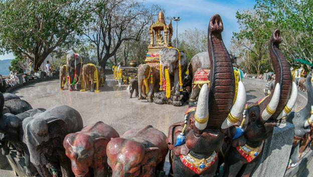 In der Mitte befindet sich eine Buddha-Statue. Um sie herum sind die Elefanten platziert. Ebenfalls auf der kleinen Mauer sind unzählige Elefanten verteilt, die gläubige Buddhisten dort hingestellt haben.